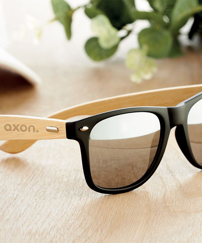 Gafas de sol personalizadas sobre una mesa. Artículos de verano personalizados.