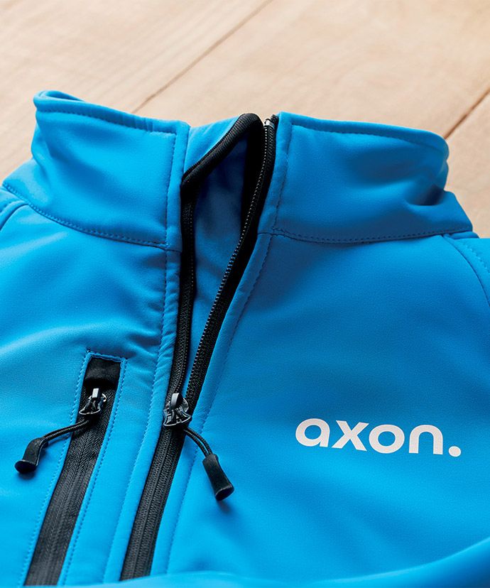 Chaqueta azul personalizada sobre una mesa. Ropa publicitaria para empresas.