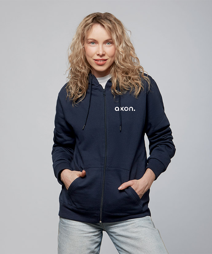 Mujer con una sudadera con capucha en azul oscuro con cremallera larga e impresión en el pecho.