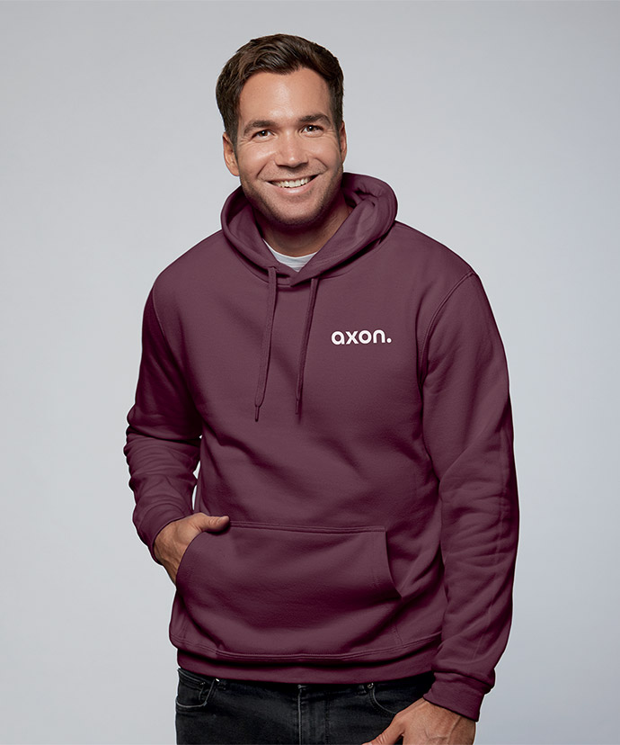 Hombre con una sudadera con capucha burdeos con impresión en la parte izquierda del pecho.